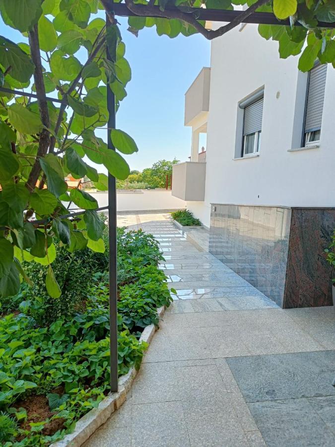 Apartments Ivana With The Pool โรวินสโก เซโล ภายนอก รูปภาพ